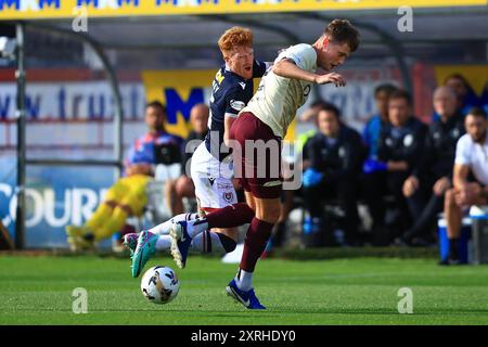 Dens Park, Dundee, Großbritannien. August 2024. Scottish Premiership Football, Dundee gegen Heart of Midlothian; Simon Murray of Dundee stellt sich mit Frankie Kent von Heart of Midlothian um den Ball. Credit: Action Plus Sports Images/Alamy Live News Credit: Action Plus Sports/Alamy Live News Stockfoto