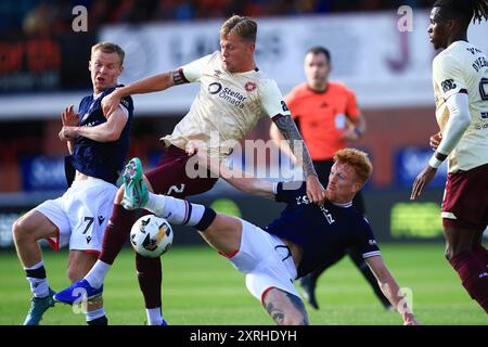 Dens Park, Dundee, Großbritannien. August 2024. Scottish Premiership Football, Dundee gegen Heart of Midlothian; Simon Murray of Dundee stellt sich mit Frankie Kent von Heart of Midlothian um den Ball. Credit: Action Plus Sports Images/Alamy Live News Credit: Action Plus Sports/Alamy Live News Stockfoto