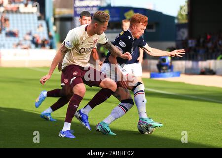 Dens Park, Dundee, Großbritannien. August 2024. Simon Murray aus Dundee beschützt den Ball vor Frankie Kent aus Heart of Midlothian Credit: Action Plus Sports Images/Alamy Live News Credit: Action Plus Sports/Alamy Live News Stockfoto