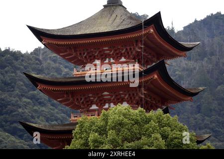 Landschaft mit malerischem Blick auf Itsukushima Jinja Gojūnotō, eine fünfstöckige Pagode und historisches Wahrzeichen der Insel Miyajima in Japan. Stockfoto