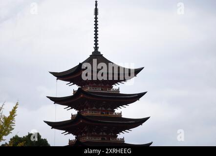 Landschaft mit malerischem Blick auf Itsukushima Jinja Gojūnotō, eine fünfstöckige Pagode und historisches Wahrzeichen der Insel Miyajima in Japan. Stockfoto