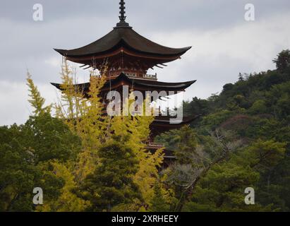 Landschaft mit malerischem Blick auf Itsukushima Jinja Gojūnotō, eine fünfstöckige Pagode und historisches Wahrzeichen der Insel Miyajima in Japan. Stockfoto