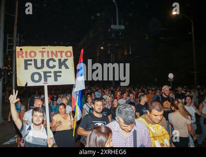 Belgrad, Serbien. August 2024. Ein Demonstrant hält ein Plakat hoch, als Tausende während eines Bürgerprotests gegen die anglo-australische internationale Metall- und Bergbaugesellschaft Rio Tinto am 10. August 2024 in Serbien in der Innenstadt von Belgrad marschieren. (Foto: Dimitrije Vasiljevic/Alamy Live News) Stockfoto