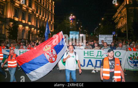 Belgrad, Serbien. August 2024. Tausende Demonstranten marschieren während eines Bürgerprotests gegen die anglo-australische internationale Metall- und Bergbaugesellschaft Rio Tinto in Serbien, in der Innenstadt von Belgrad am 10. August 2024, die Kneza Milosa Straße hinunter. (Foto: Dimitrije Vasiljevic/Alamy Live News) Stockfoto