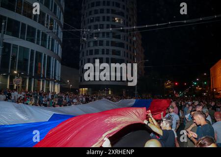 Belgrad, Serbien. August 2024. Demonstranten schwingen eine große serbische Flagge, als Tausende während eines Bürgerprotests gegen den anglo-australischen internationalen Metall- und Bergbaukonzern Rio Tinto in Serbien in der Innenstadt von Belgrad am 10. August 2024 die Kneza Milosa Straße hinuntermarschieren. (Foto: Dimitrije Vasiljevic/Alamy Live News) Stockfoto