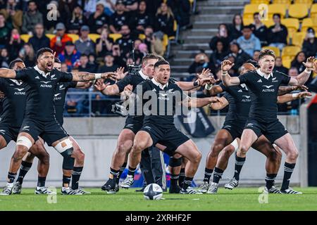 Wellington, Neuseeland, 10. August 2024. Ardie Savea, Codie Taylor und Beauden Barrett (von links nach rechts) führen das Haka vor dem Spiel der Lipovitan-D Rugby Championship 2024 zwischen Neuseeland und Argentinien im Sky Stadium am 10. August 2024 in Wellington, Neuseeland, auf. Quelle: James Foy/Speed Media/Alamy Live News Stockfoto