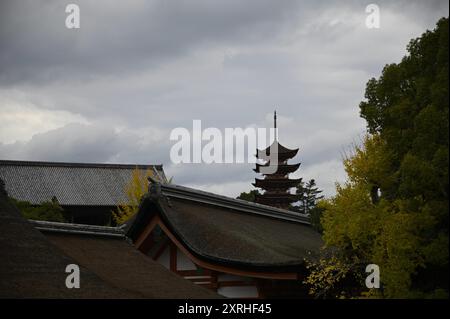 Landschaft mit malerischem Blick auf Itsukushima Jinja Gojūnotō, eine fünfstöckige Pagode und historisches Wahrzeichen der Insel Miyajima in Japan. Stockfoto