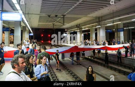 Belgrad, Serbien. August 2024. Demonstranten blockieren die Bahngleise am Bahnhof Belgrad Center während eines Bürgerprotests gegen den anglo-australischen internationalen Metall- und Bergbaukonzern Rio Tinto in Serbien im Stadtteil Senjak von Belgrad am 10. August 2024. (Foto: Dimitrije Vasiljevic/Alamy Live News) Stockfoto