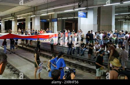 Belgrad, Serbien. August 2024. Demonstranten blockieren die Bahngleise am Bahnhof Belgrad Center während eines Bürgerprotests gegen den anglo-australischen internationalen Metall- und Bergbaukonzern Rio Tinto in Serbien im Stadtteil Senjak von Belgrad am 10. August 2024. (Foto: Dimitrije Vasiljevic/Alamy Live News) Stockfoto