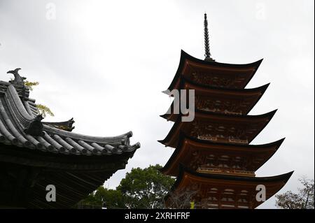 Landschaft mit malerischem Blick auf Itsukushima Jinja Gojūnotō, eine fünfstöckige Pagode und historisches Wahrzeichen der Insel Miyajima in Japan. Stockfoto