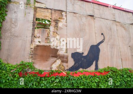 London, Großbritannien. August 2024. Ein neues Kunstwerk von Banksy erscheint auf einer alten Plakatwand in Cricklewood. Das Kunstwerk, das eine wilde Katze wie einen Tiger oder Leoparden darstellt, ist das sechste neue Kunstwerk des schwer fassbaren Straßenkünstlers in sechs Tagen in London. (Credit Image: © Vuk Valcic/SOPA Images via ZUMA Press Wire) NUR REDAKTIONELLE VERWENDUNG! Nicht für kommerzielle ZWECKE! Quelle: ZUMA Press, Inc./Alamy Live News Stockfoto