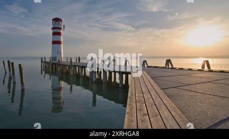 Berühmter Leuchtturm am Ufer des Neusiedler Sees. Touristenattraktion Podersdorf am See. Burgenland, Österreich. Stockfoto