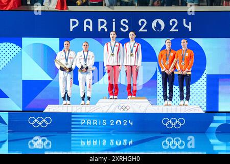 Paris, Frankreich. August 2024. PARIS, FRANKREICH - 10. AUGUST: Kate Shortman aus Großbritannien, Isabelle Thorpe aus Großbritannien, Siegerin der Silbermedaille, Liuyi Wang aus China, Qianyi Wang aus China, Siegerin der Goldmedaille, Bregje de Brouwer aus den Niederlanden, Noortje de Brouwer von den Niederlanden gewann die bronsmedaille während der Medaillenzeremonie nach Teilnahme im Duett Freie Routine während des 15. Tages des künstlerischen Schwimmens - Olympische Spiele Paris 2024 im Aquatics Centre am 10. August 2024 in Paris, Frankreich. (Foto: Rene Nijhuis/BSR Agency) Credit: BSR Agency/Alamy Live News Stockfoto