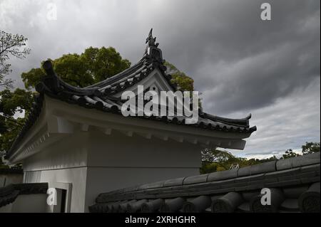 Landschaft mit malerischem Blick auf einen originalen Tsukimi Yagura Turm (um 1597) auf dem Gelände von Okayama-jō in Okayama, Japan. Stockfoto