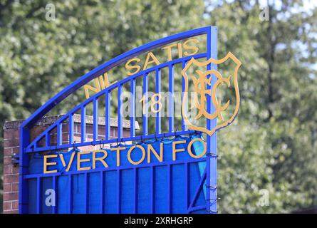 Goodison Park, Liverpool, Großbritannien. August 2024. Fußballbegeisterte vor der Saison: Everton gegen Roma; das Motto des Everton FC am Eingang zum Stanley Park End Credit: Action Plus Sports/Alamy Live News Stockfoto