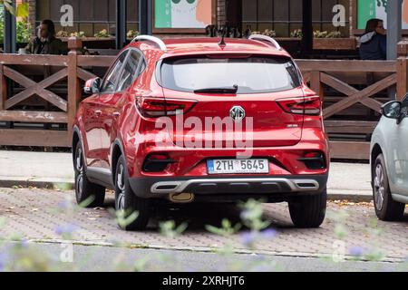 OSTRAVA, TSCHECHISCHE REPUBLIK - 25. SEPTEMBER 2023: Rotes chinesisches MG ZS-Crossover-Fahrzeug parkt auf der Straße, Rückansicht Stockfoto