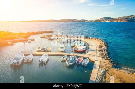Aus der Vogelperspektive auf den Motorbooten, die am Bootssteg am Yachthafen bei Sonnenuntergang auf der Insel Paros, Griechenland, ankern Stockfoto