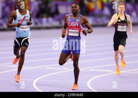 Paris, Frankreich, 10. August 2024. Rai Benjamin aus den USA führt das Ankerleg und gewinnt Gold für das Team USA beim 4 x 400 m Staffelfinale der Männer in Paris 2024 im Stade de France am 10. August 2024 in Paris. Quelle: Pete Dovgan/Speed Media/Alamy Live News Stockfoto