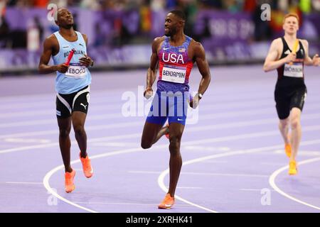 Paris, Frankreich, 10. August 2024. Rai Benjamin aus den USA führt das Ankerleg und gewinnt Gold für das Team USA beim 4 x 400 m Staffelfinale der Männer in Paris 2024 im Stade de France am 10. August 2024 in Paris. Quelle: Pete Dovgan/Speed Media/Alamy Live News Stockfoto