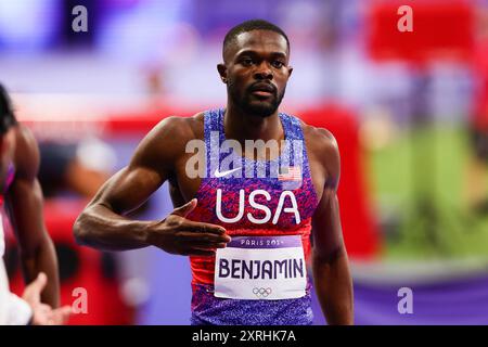 Paris, Frankreich, 10. August 2024. Rai Benjamin aus den USA führt das Ankerleg und gewinnt Gold für das Team USA beim 4 x 400 m Staffelfinale der Männer in Paris 2024 im Stade de France am 10. August 2024 in Paris. Quelle: Pete Dovgan/Speed Media/Alamy Live News Stockfoto