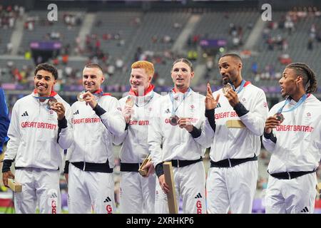 Saint Denis, Frankreich. August 2024. Olympische Spiele, Paris 2024, Leichtathletik, Stade de France, 4 x 400 m, Männer, Finale, Team Großbritannien mit Samuel Reardon, Alex Haydock-Wilson, Matthew Hudson-Smith, Toby Harries, Lewis Davey, Charles Dobson feiert mit Bronzemedaillen. Quelle: Michael Kappeler/dpa/Alamy Live News Stockfoto