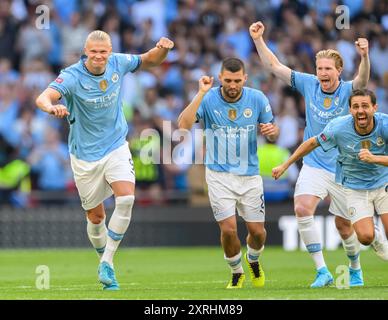 London, Großbritannien. August 2024 - Manchester City gegen Manchester United - Community Shield - Wembley Stadium. Erling Haaland von Manchester City, Kevin de Bruyne und Bernardo Silva feiern den Sieg im Elfmeterschießen gegen Manchester United. Bildnachweis: Mark Pain / Alamy Live News Stockfoto