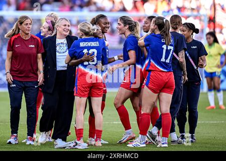 Paris, Frankreich. August 2024. Die US-Cheftrainer Emma Hayes und die US-Spieler feiern, nachdem sie bei den Olympischen Spielen in Paris 2024 im Parc des Princes in Paris die Goldmedaille zwischen Brasilien und den USA gewonnen haben. (Richard Callis/SPP) Credit: SPP Sport Press Photo. /Alamy Live News Stockfoto