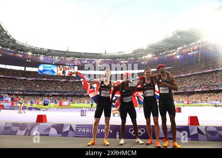 Paris, Frankreich. August 2024. Charles Dobson, Alex Haydock-Wilson, Lewis Davey und Matthew Hudson-Smith vom britischen Team feiern nach dem 4X400 m Staffelfinale der Männer bei den Olympischen Spielen 2024 in Paris, Frankreich, 10. August 2024. Quelle: Li Ying/Xinhua/Alamy Live News Stockfoto