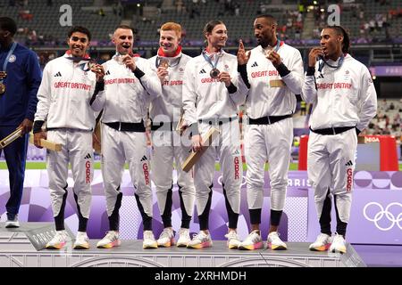 Die Briten Samuel Reardon, Toby Harries, Charles Dobson, Lewis Davey, Matthew Hudson-Smith, Alex Haydock-Wilson mit der Bronzemedaille nach dem 4x400 m Staffelfinale der Männer im Stade de France am 15. Tag der Olympischen Spiele 2024 in Frankreich. Bilddatum: Samstag, 10. August 2024. Stockfoto