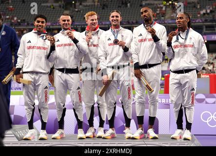 Die Briten Samuel Reardon, Toby Harries, Charles Dobson, Lewis Davey, Matthew Hudson-Smith, Alex Haydock-Wilson mit der Bronzemedaille nach dem 4x400 m Staffelfinale der Männer im Stade de France am 15. Tag der Olympischen Spiele 2024 in Frankreich. Bilddatum: Samstag, 10. August 2024. Stockfoto