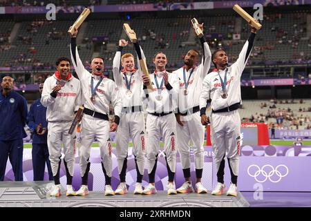 Die Briten Samuel Reardon, Toby Harries, Charles Dobson, Lewis Davey, Matthew Hudson-Smith, Alex Haydock-Wilson mit der Bronzemedaille nach dem 4x400 m Staffelfinale der Männer im Stade de France am 15. Tag der Olympischen Spiele 2024 in Frankreich. Bilddatum: Samstag, 10. August 2024. Stockfoto