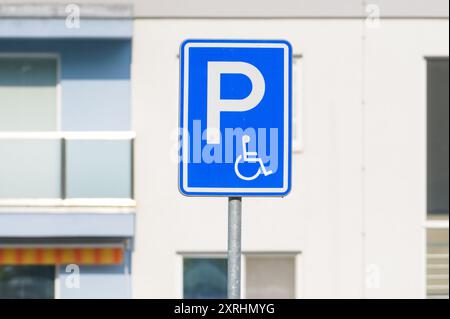 Behindertenparkplätze, nur Verkehrsschilder in Wohngebieten. Stockfoto