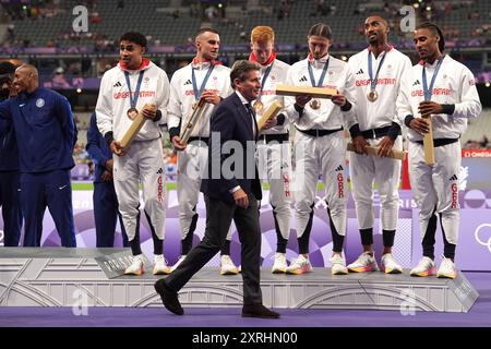 Weltathletik-Präsident Lord Sebastian Coe überreicht die Bronzemedaille an den Briten Samuel Reardon, Toby Harries, Charles Dobson, Lewis Davey, Matthew Hudson-Smith, Alex Haydock-Wilson nach dem Geländefinale der Männer im Stade de France am 15. Tag der Olympischen Spiele 2024 in Paris. Bilddatum: Samstag, 10. August 2024. Stockfoto