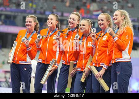 Saint Denis, Frankreich. August 2024. Olympische Spiele, Paris 2024, Leichtathletik, Stade de France, 4 x 400 m, Frauen, Finale, Team Niederlande mit Eveline Saalberg, Lieke Klaver, Cathelijn Peeters, Myrte Van der Schoot, Lisanne de Witte und Femke Bol feiert mit Silbermedaillen. Quelle: Michael Kappeler/dpa/Alamy Live News Stockfoto