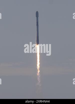 Cape Canaveral, USA. August 2024. Sonnenaufgang und Sonnenaufgang mit einem wunderschönen hinterleuchteten Dampfkegel kurz vor MasQ für SpaceX Starlink 8-3 um 8:50 UHR EDT. Die erste Stufe des Boosters B-1067 absolvierte zweiunddreißig Flüge und landete diesmal auf JRTI. SLC-40 Cape Canaveral Florida Brevard County USA (Foto: Scott Schilke/SIPA USA) Credit: SIPA USA/Alamy Live News Stockfoto