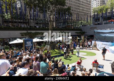 Das letzte Frauenfußballspiel zwischen den USA und Brasilien, das für die Olympischen Spiele 2024 in Paris gültig ist, wird am Samstag im Rockefeller Center in New York beobachtet. Quelle: Brazil Photo Press/Alamy Live News Stockfoto