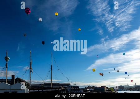 Ballons von der Bristol Balloon Fiesta über den Bristol Docks Stockfoto