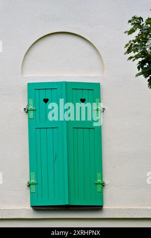 Fensterläden im Vintage-Stil im Hotelgebäude. Stockfoto