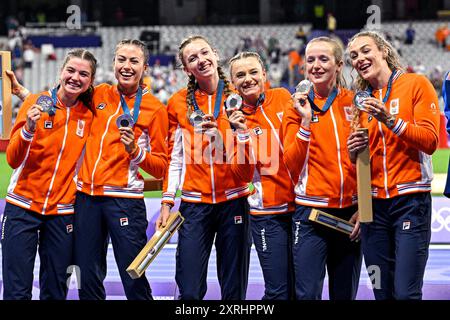 Paris, Frankreich. August 2024. PARIS, FRANKREICH - 10. AUGUST: Veline Saalberg (Niederlande), Myrte van der Schoot (Niederlande), Femke Bol (Niederlande), Lisanne de Witte (Niederlande), Cathelijn Peeters (Niederlande), Lieke Klaver von den Niederlanden gewann die Silbermedaille während der Medaillenzeremonie, nachdem er 400 am 10. August 2024 in Paris am 15. Tag der Leichtathletik - Olympischen Spiele 2024 im Stade de France teilgenommen hatte. (Foto von Andy Astfalck/BSR Agency) Credit: BSR Agency/Alamy Live News Stockfoto