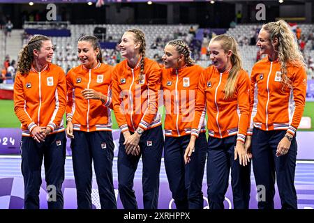 Paris, Frankreich. August 2024. PARIS, FRANKREICH - 10. AUGUST: Veline Saalberg (Niederlande), Myrte van der Schoot (Niederlande), Femke Bol (Niederlande), Lisanne de Witte (Niederlande), Cathelijn Peeters (Niederlande), Lieke Klaver von den Niederlanden gewann die Silbermedaille während der Medaillenzeremonie, nachdem er 400 am 10. August 2024 in Paris am 15. Tag der Leichtathletik - Olympischen Spiele 2024 im Stade de France teilgenommen hatte. (Foto von Andy Astfalck/BSR Agency) Credit: BSR Agency/Alamy Live News Stockfoto