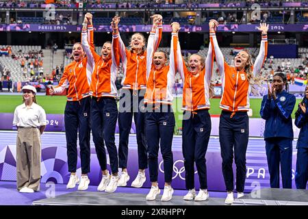 Paris, Frankreich. August 2024. PARIS, FRANKREICH - 10. AUGUST: Veline Saalberg (Niederlande), Myrte van der Schoot (Niederlande), Femke Bol (Niederlande), Lisanne de Witte (Niederlande), Cathelijn Peeters (Niederlande), Lieke Klaver von den Niederlanden gewann die Silbermedaille während der Medaillenzeremonie, nachdem er 400 am 10. August 2024 in Paris am 15. Tag der Leichtathletik - Olympischen Spiele 2024 im Stade de France teilgenommen hatte. (Foto von Andy Astfalck/BSR Agency) Credit: BSR Agency/Alamy Live News Stockfoto