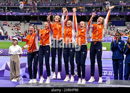 Paris, Frankreich. August 2024. PARIS, FRANKREICH - 10. AUGUST: Veline Saalberg (Niederlande), Myrte van der Schoot (Niederlande), Femke Bol (Niederlande), Lisanne de Witte (Niederlande), Cathelijn Peeters (Niederlande), Lieke Klaver von den Niederlanden gewann die Silbermedaille während der Medaillenzeremonie, nachdem er 400 am 10. August 2024 in Paris am 15. Tag der Leichtathletik - Olympischen Spiele 2024 im Stade de France teilgenommen hatte. (Foto von Andy Astfalck/BSR Agency) Credit: BSR Agency/Alamy Live News Stockfoto