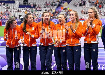 Paris, Frankreich. August 2024. PARIS, FRANKREICH - 10. AUGUST: Veline Saalberg (Niederlande), Myrte van der Schoot (Niederlande), Femke Bol (Niederlande), Lisanne de Witte (Niederlande), Cathelijn Peeters (Niederlande), Lieke Klaver von den Niederlanden gewann die Silbermedaille während der Medaillenzeremonie, nachdem er 400 am 10. August 2024 in Paris am 15. Tag der Leichtathletik - Olympischen Spiele 2024 im Stade de France teilgenommen hatte. (Foto von Andy Astfalck/BSR Agency) Credit: BSR Agency/Alamy Live News Stockfoto