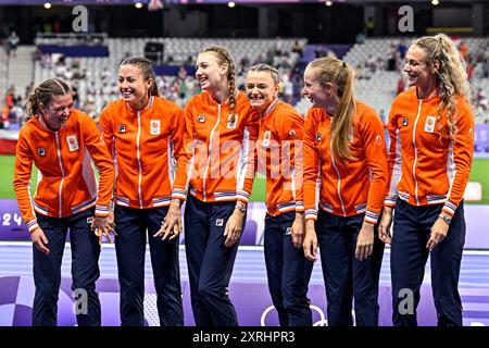 Paris, Frankreich. August 2024. PARIS, FRANKREICH - 10. AUGUST: Veline Saalberg (Niederlande), Myrte van der Schoot (Niederlande), Femke Bol (Niederlande), Lisanne de Witte (Niederlande), Cathelijn Peeters (Niederlande), Lieke Klaver von den Niederlanden gewann die Silbermedaille während der Medaillenzeremonie, nachdem er 400 am 10. August 2024 in Paris am 15. Tag der Leichtathletik - Olympischen Spiele 2024 im Stade de France teilgenommen hatte. (Foto von Andy Astfalck/BSR Agency) Credit: BSR Agency/Alamy Live News Stockfoto