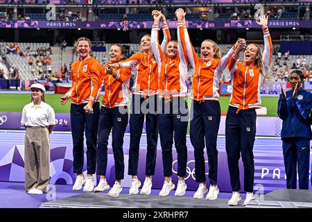 Paris, Frankreich. August 2024. PARIS, FRANKREICH - 10. AUGUST: Veline Saalberg (Niederlande), Myrte van der Schoot (Niederlande), Femke Bol (Niederlande), Lisanne de Witte (Niederlande), Cathelijn Peeters (Niederlande), Lieke Klaver von den Niederlanden gewann die Silbermedaille während der Medaillenzeremonie, nachdem er 400 am 10. August 2024 in Paris am 15. Tag der Leichtathletik - Olympischen Spiele 2024 im Stade de France teilgenommen hatte. (Foto von Andy Astfalck/BSR Agency) Credit: BSR Agency/Alamy Live News Stockfoto