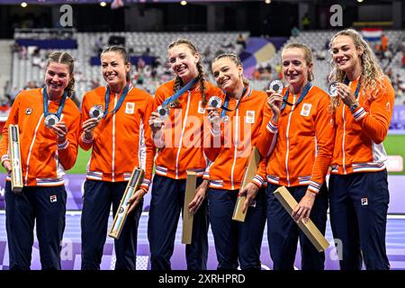 Paris, Frankreich. August 2024. PARIS, FRANKREICH - 10. AUGUST: Veline Saalberg (Niederlande), Myrte van der Schoot (Niederlande), Femke Bol (Niederlande), Lisanne de Witte (Niederlande), Cathelijn Peeters (Niederlande), Lieke Klaver von den Niederlanden gewann die Silbermedaille während der Medaillenzeremonie, nachdem er 400 am 10. August 2024 in Paris am 15. Tag der Leichtathletik - Olympischen Spiele 2024 im Stade de France teilgenommen hatte. (Foto von Andy Astfalck/BSR Agency) Credit: BSR Agency/Alamy Live News Stockfoto