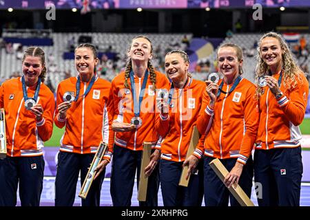 Paris, Frankreich. August 2024. PARIS, FRANKREICH - 10. AUGUST: Veline Saalberg (Niederlande), Myrte van der Schoot (Niederlande), Femke Bol (Niederlande), Lisanne de Witte (Niederlande), Cathelijn Peeters (Niederlande), Lieke Klaver von den Niederlanden gewann die Silbermedaille während der Medaillenzeremonie, nachdem er 400 am 10. August 2024 in Paris am 15. Tag der Leichtathletik - Olympischen Spiele 2024 im Stade de France teilgenommen hatte. (Foto von Andy Astfalck/BSR Agency) Credit: BSR Agency/Alamy Live News Stockfoto