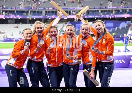 Paris, Frankreich. August 2024. PARIS, FRANKREICH - 10. AUGUST: Veline Saalberg (Niederlande), Myrte van der Schoot (Niederlande), Femke Bol (Niederlande), Lisanne de Witte (Niederlande), Cathelijn Peeters (Niederlande), Lieke Klaver von den Niederlanden gewann die Silbermedaille während der Medaillenzeremonie, nachdem er 400 am 10. August 2024 in Paris am 15. Tag der Leichtathletik - Olympischen Spiele 2024 im Stade de France teilgenommen hatte. (Foto von Andy Astfalck/BSR Agency) Credit: BSR Agency/Alamy Live News Stockfoto