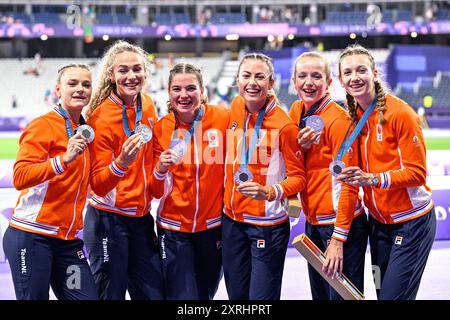 Paris, Frankreich. August 2024. PARIS, FRANKREICH - 10. AUGUST: Veline Saalberg (Niederlande), Myrte van der Schoot (Niederlande), Femke Bol (Niederlande), Lisanne de Witte (Niederlande), Cathelijn Peeters (Niederlande), Lieke Klaver von den Niederlanden gewann die Silbermedaille während der Medaillenzeremonie, nachdem er 400 am 10. August 2024 in Paris am 15. Tag der Leichtathletik - Olympischen Spiele 2024 im Stade de France teilgenommen hatte. (Foto von Andy Astfalck/BSR Agency) Credit: BSR Agency/Alamy Live News Stockfoto