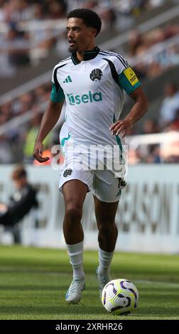 St. James's Park, Newcastle am Samstag, 10. August 2024. Jamal Lewis von Newcastle United während des Sela Cup-Spiels zwischen Newcastle United und Stade Brestois im St. James's Park, Newcastle am Samstag, den 10. August 2024. (Foto: Michael Driver | MI News) Credit: MI News & Sport /Alamy Live News Stockfoto